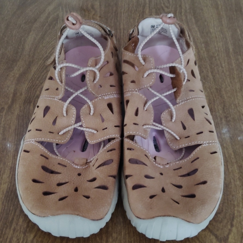Jambu women's Tan Slip on Sandal.Size9